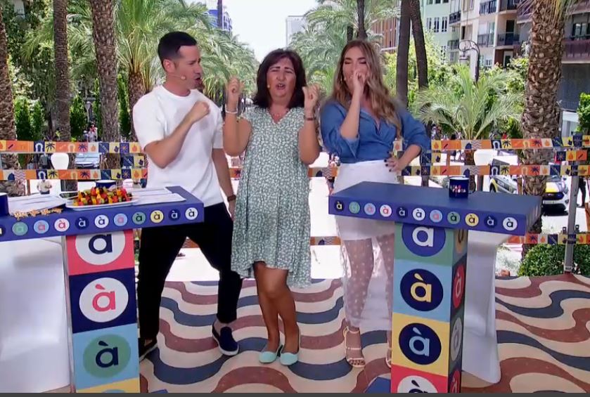 💃🏽 #Fogueres25 | Carmen la Marchosa va pujar uns vídeos ballant a Youtube durant la pandèmia i ara és famosa

🎤 La seua particular manera de cantar i balla triomfa a les xarxes i els seus seguidors augmenten cada dia.

💥 Entrevista sencera 👉 apuntmedia.es/134_1b69e5

📲 Tot