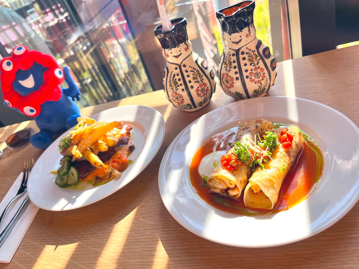 ハンガリー館のレストランで食べたごはん　おいしかったー！
ミャクミャクは姉のです