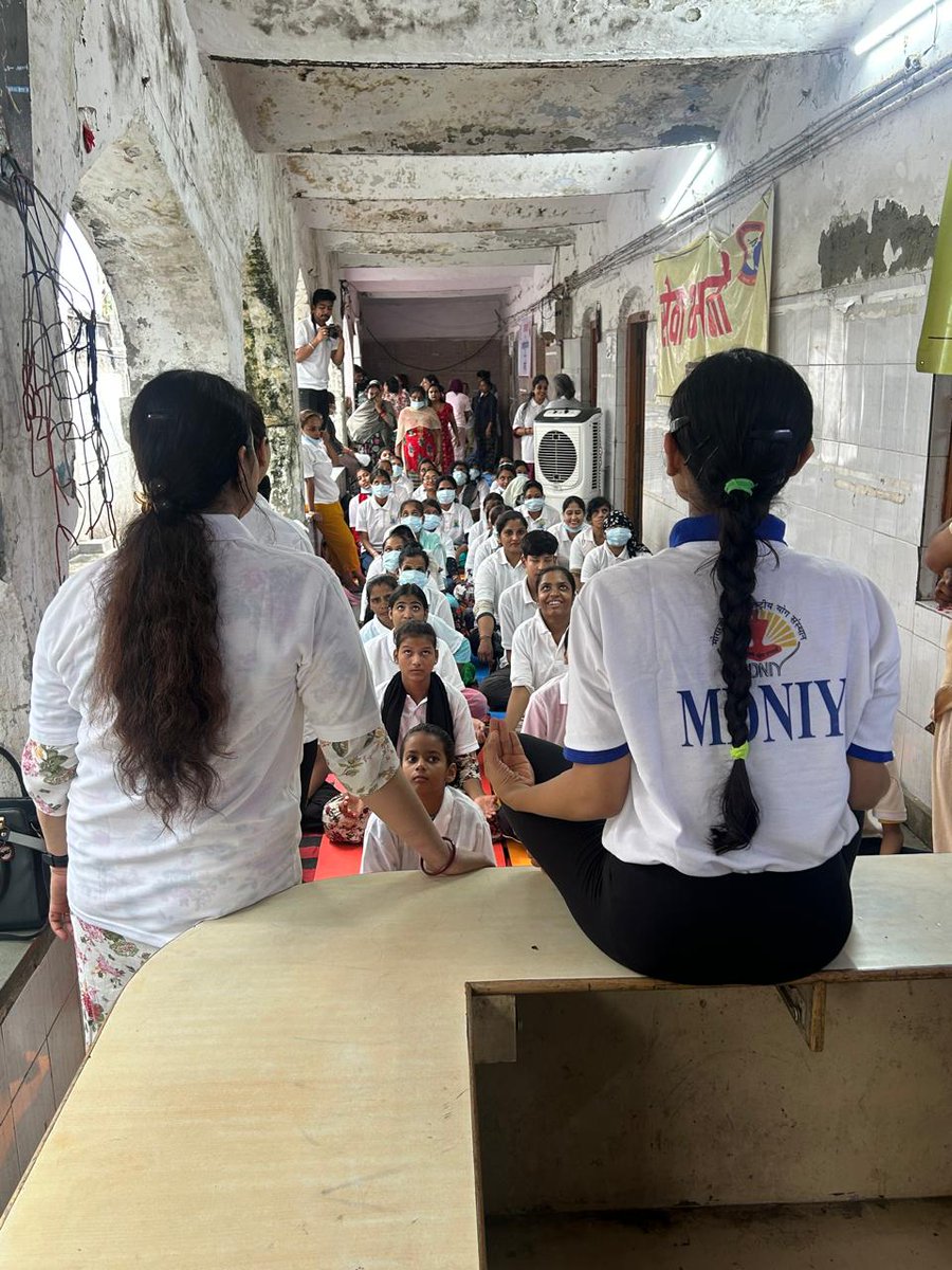 moayush's tweet image. आज  जी.बी. रोड स्थित &quot;उत्कर्ष सेवा प्रकल्प&quot; में सेवा भारती (दिल्ली) और NMO द्वारा लगातार तीसरे वर्ष योग दिवस का आयोजन सफलतापूर्वक सम्पन्न हुआ।
वंचित एवं उपेक्षित महिलाओं और उनके बच्चों को समर्पित इस सेवा केंद्र में योग शिक्षिका माया जी ने तन-मन की स्वस्थता हेतु योग के महत्व पर…