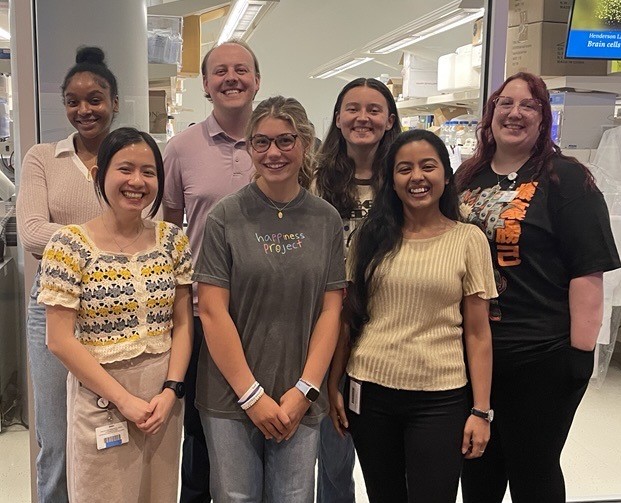 It’s been a busy year so far in the Henderson lab! We have several new lab members to welcome—Anika and Noah as new graduate students, Aastha as a new postdoc, Sydney as a new technician, and Giang, Kelsey, and @Abbeyzuzelski who are joining us as summer fellows! Lab is bustling!
