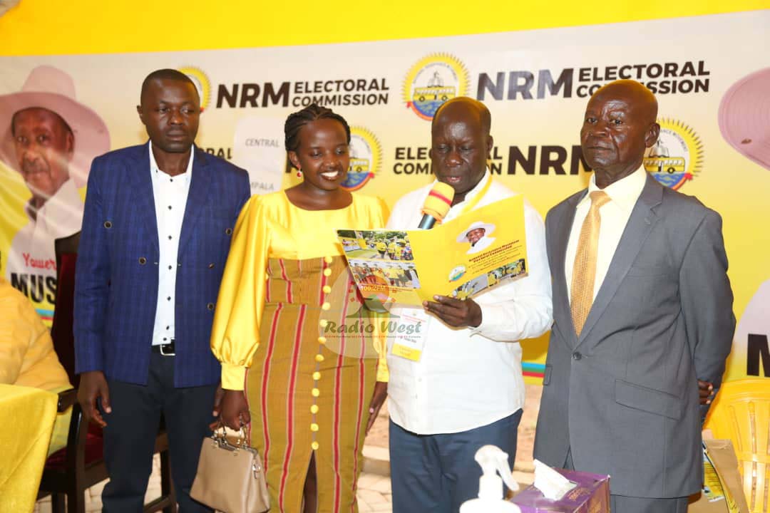 Gamba Mpurire (@radiowestug) on Twitter photo Omu bishushani;
<a href="/MacklineAsiimi1/">Mackline Asiimire</a> ayehandiikise kwetsimba omu NRM primaries ahantebe y'omuny'eishengyerokazi wa Igara West.
#WestUpdates Omu bishushani;
<a href="/MacklineAsiimi1/">Mackline Asiimire</a> ayehandiikise kwetsimba omu NRM primaries ahantebe y'omuny'eishengyerokazi wa Igara West.
#WestUpdates