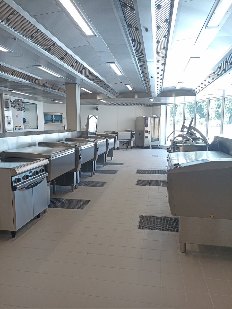 Chris_LE_MENTEC's tweet photo. Inauguration de la Fabrik du Sud Loire, cuisine centrale pour les écoles de @stsebsurloire, de Vertou et des Sorinières. Très bel outil au service de nos écoliers. https://t.co/yRwOUgJH6e