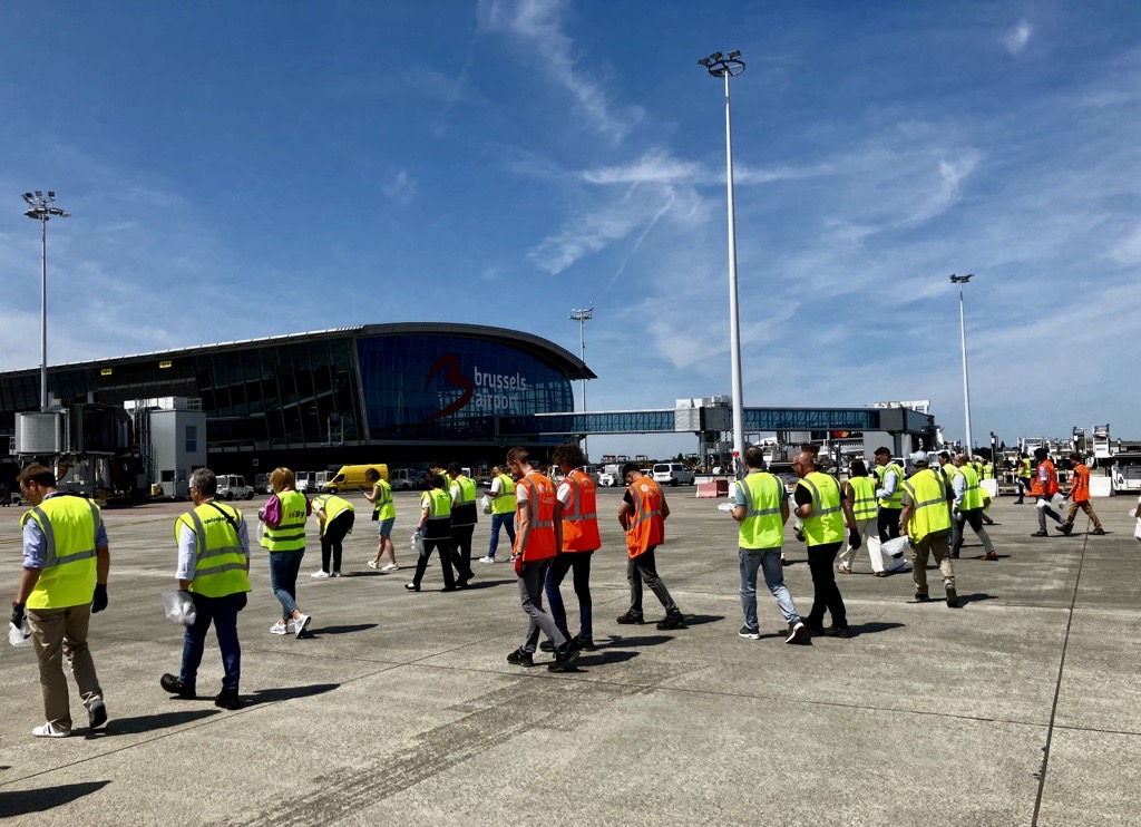 Did you know that FOD (Foreign Object Debris) can potentially damage aircraft, equipment or injure personnel? At #brusselsairport we take this seriously. Together with 70 colleagues of our community we removed about 11,8 kg FOD at our airport!