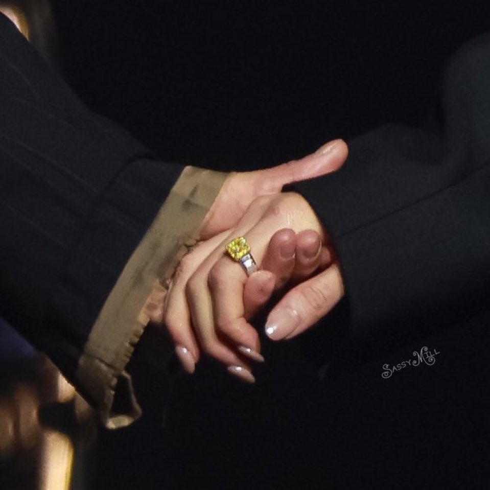 แค่นึกภาพ ว่าเขาโทรหาใครสักคน เพื่อถามว่า พอจะรู้จักร้านทำแหวนเพชรฝีมือดีซักร้านที่มีเพชรสีเหลืองมั้ย แล้วให้ผู้จัดการนัดร้านไปดูขนาด สี แบบที่ต้องการ เลือกเพชรสีเหลืองเม็ดงามที่ถูกใจก่อนขึ้นตัวเรือน นัดหมายวันรับให้ทันวันงาน และสวมเข้ากับมือเขาเอง โคตรโรแมนติก