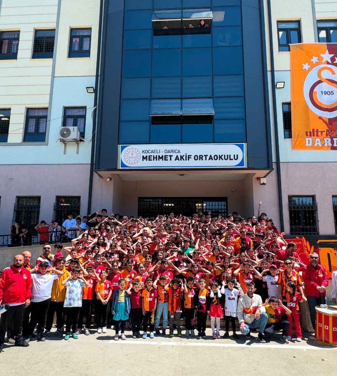 Kocaeli’nin Darıca ilçesinde, karne alan Galatasaraylı öğrenciler için özel etkinlik düzenlenmiş.

Bir nesil Galatasaray lı oluyor ❤️💛