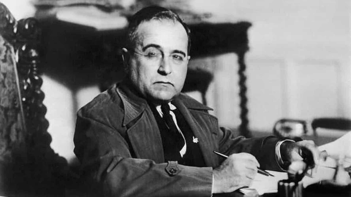 JMuniz1932's tweet photo. "Nem maquiavelismo, nem fouchéismo, nem diabolismo — ou qualquer "ismo" dependente da inteligência criadora — pode ser atribuído a Vargas, ditador sem imaginação.

Em conclusão, nenhum "ismo" além deste outro, vulgar, banal, que não exige maior requinte vocabular — oportunismo." https://t.co/k2ts9sMcVq