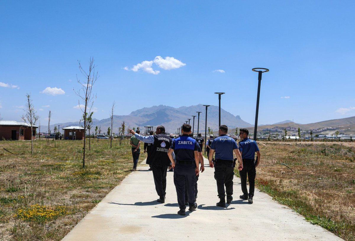 ⭕️VAN GÖLÜ SAHİL YOLUNDA HAYVAN BESİCİLİĞİ YAPANLARA MÜDAHALE EDİLDİ

➡️Büyükşehir Belediyemiz, kent genelinde park ve yeşil alanlarda artan hayvancılık ve otlatma şikâyetleri üzerine denetim çalışmalarını yoğunlaştırdı. 

➡️Zabıta Daire Başkanlığımız koordinasyonunda; İl Emniyet