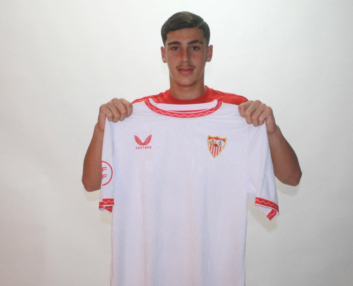 CanteraSFC's tweet photo. 📝 El delantero Ismael Carmelo firma por el @SevillaFC para jugar en el primer equipo cadete. 💪

#CanteraSevillaFC ⚪️🔴 https://t.co/zStlTgIsem