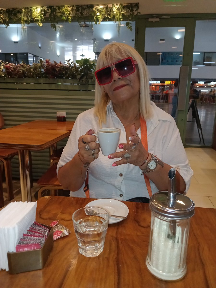 Hola🙋‍♀️ buenos días☕️🧉 mis queridos amigos 😘😘🥀🍂🌻🎶🦋