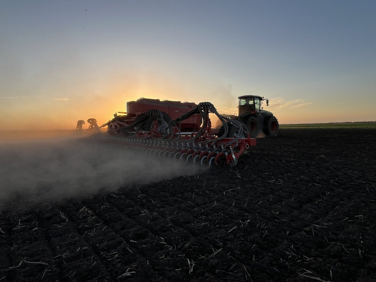 CatellierYvan's tweet photo. @Denny2point0 @LowBoomLowDrift We have a couple 10k acre machines similar to this one(355bu single shoot) and they’re holding up very nicely. Row unit is the same. https://t.co/z6Hbm6wZ6f