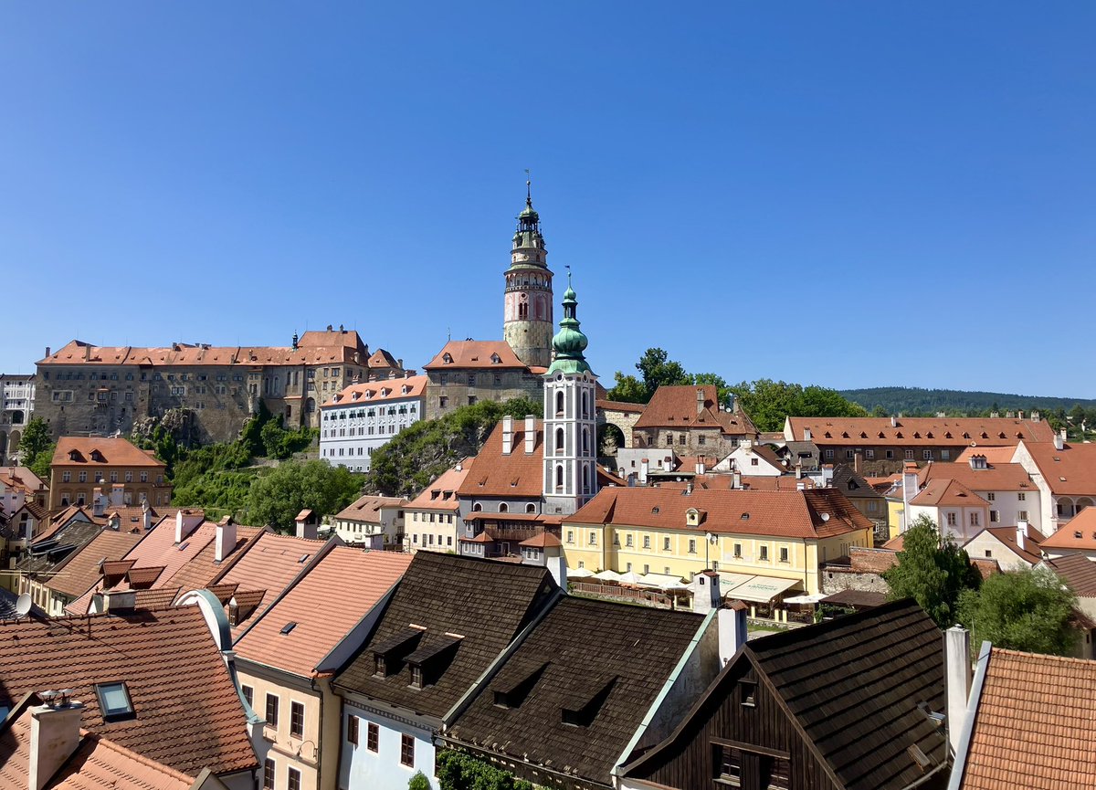 remon_ccc_'s tweet image. チェコ🇨🇿
📍チェスキークルムロフ

年に一度の五弁の薔薇祭り🌹にやってきました！

世界遺産である街並みは大変美しいです✨

街は中世の衣装を着た人々で溢れ、
まるで当時にタイムスリップしたかのようです！😆💓

#チェコへ行こう