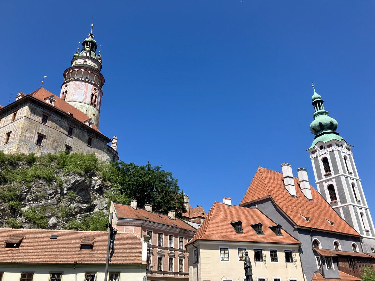 remon_ccc_'s tweet image. チェコ🇨🇿
📍チェスキークルムロフ

年に一度の五弁の薔薇祭り🌹にやってきました！

世界遺産である街並みは大変美しいです✨

街は中世の衣装を着た人々で溢れ、
まるで当時にタイムスリップしたかのようです！😆💓

#チェコへ行こう