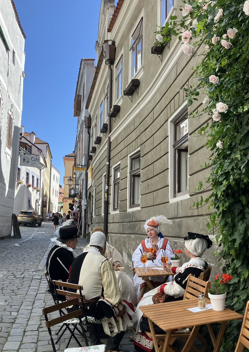 remon_ccc_'s tweet image. チェコ🇨🇿
📍チェスキークルムロフ

年に一度の五弁の薔薇祭り🌹にやってきました！

世界遺産である街並みは大変美しいです✨

街は中世の衣装を着た人々で溢れ、
まるで当時にタイムスリップしたかのようです！😆💓

#チェコへ行こう