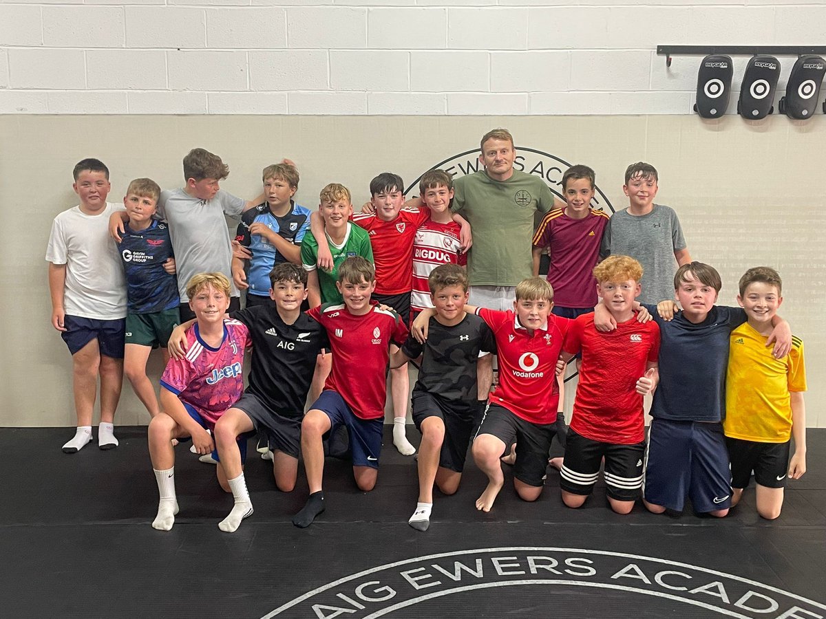 Cyfnewidiodd ein tîm Dan 13 y cae am y matiau pan wnaethon nhw hyfforddi gyda Craig Ewers mewn BJJ

Our Under 13s swapped the pitch for the mats when they trained with Craig Ewers in BJJ 

#CRICC
