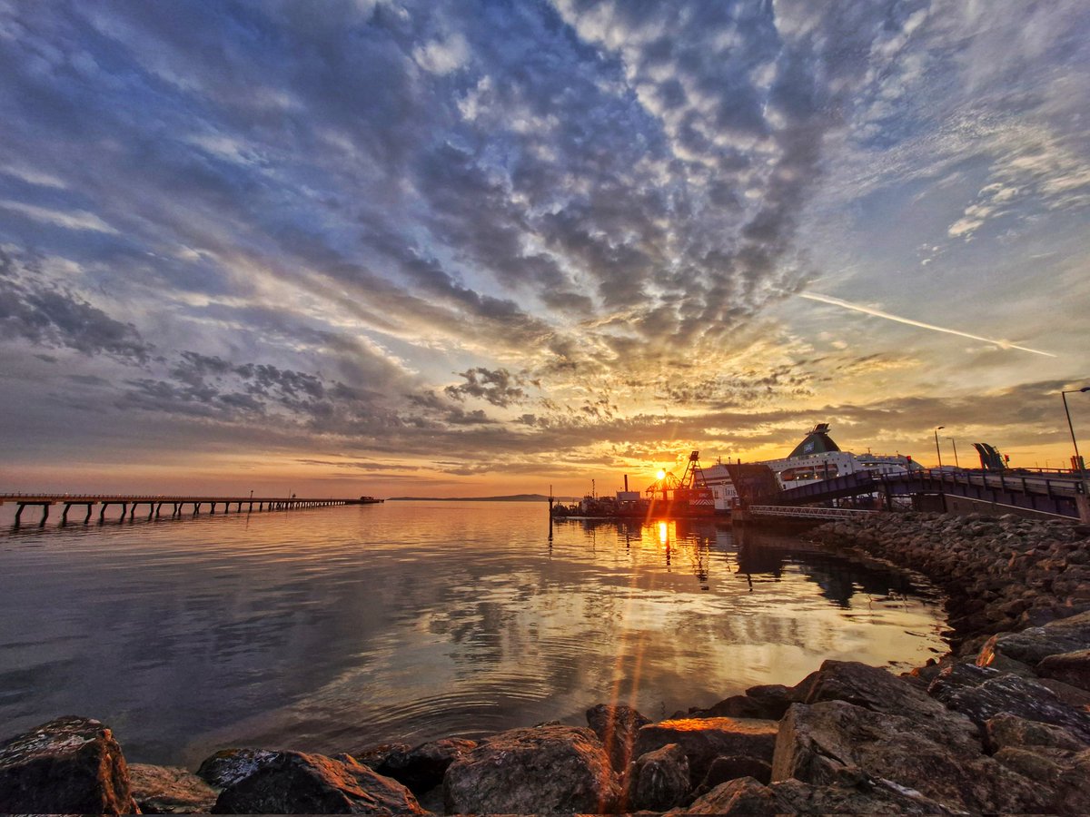 AntonWardPhoto's tweet image. Sunrise #northwales #beautifulwales #holyhead #Anglesey #wales
#wales @Ruth_ITV @ItsYourWales @DerekTheWeather @BBCWthrWatchers @ChrisPage90 @ITVCharlieP @S4Ctywydd @WeatherAisling @StormHour @BBCWthrWatchers @Sue_Charles @SabrinaJayneLee