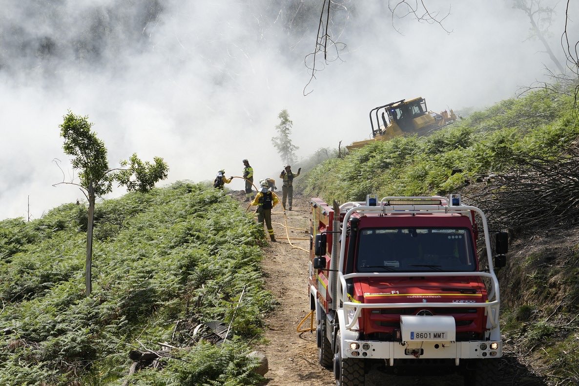 Bizkaiko Foru Aldundia/Diputación Foral de Bizkaia (@bizkaia) on Twitter photo 🌲 Prevenir hoy es cuidar nuestros montes mañana.
Peñas Negrasen baso-sute baten simulakroa egin dugu helikopteroarekin 🚁, bulldozer berriarekin eta giza talde handi batekin.
Bizkaian okerrenerako prest gaude, gehien maite duguna babesteko. <a href="/112_SOSDeiak/">SOS Deiak - 112</a> 🌲 Prevenir hoy es cuidar nuestros montes mañana.
Peñas Negrasen baso-sute baten simulakroa egin dugu helikopteroarekin 🚁, bulldozer berriarekin eta giza talde handi batekin.
Bizkaian okerrenerako prest gaude, gehien maite duguna babesteko. <a href="/112_SOSDeiak/">SOS Deiak - 112</a>