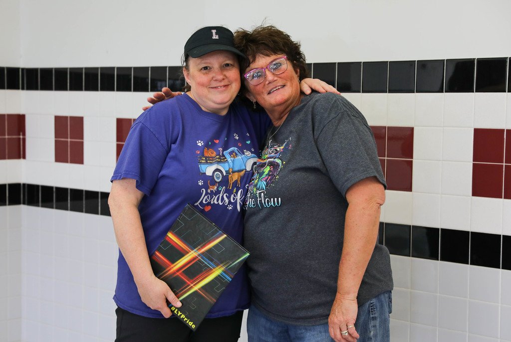 Lyons MS/HS School hosted our annual Moving-Up Day Ceremony, a tradition that ends the year with celebration and pride! Album here: drive.google.com/drive/folders/… #LYPride  #LeadLikeALion  #TheRoarContinues