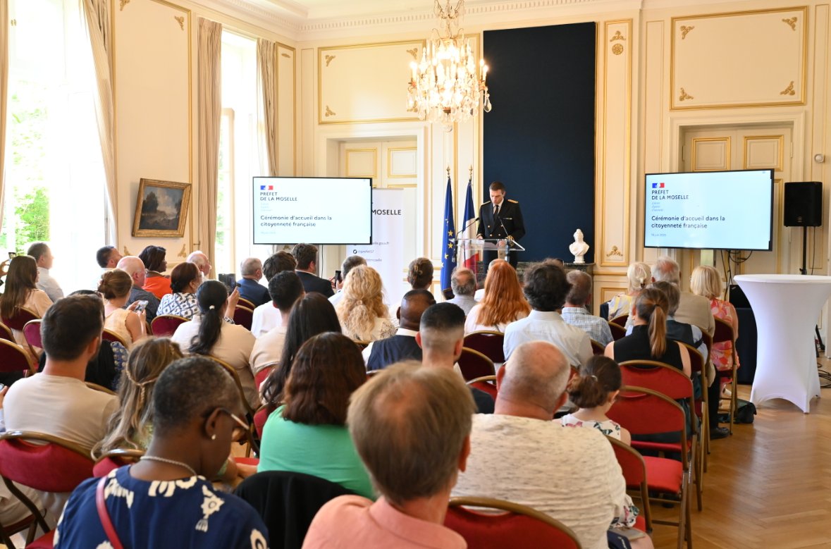 Image de Préfet de la Moselle : #LeChiffreDeLaSemaine 👮‍♂️ | 4️⃣7️⃣ personnes de 28 nationalités différentes ont reçu, mercredi, le