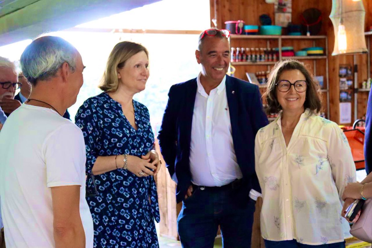 Éric Bothorel (@ebothorel) on Twitter photo De l’audace : celle de se voir marin demain pour les jeunes lycéens, qui se projettent dans les métiers de la mer , celle de reprendre l’exploitation ostréicole de papa pour Cécile et André.
C’est ce que j’ai voulu montrer de la circonscription à <a href="/YaelBRAUNPIVET/">Yaël Braun-Pivet</a>.
#DirectCirco De l’audace : celle de se voir marin demain pour les jeunes lycéens, qui se projettent dans les métiers de la mer , celle de reprendre l’exploitation ostréicole de papa pour Cécile et André.
C’est ce que j’ai voulu montrer de la circonscription à <a href="/YaelBRAUNPIVET/">Yaël Braun-Pivet</a>.
#DirectCirco