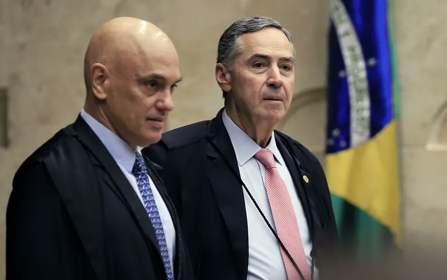 💰 Quem paga a conta?
Você. Eu. Todos nós.

Enquanto a aposentadoria comum mal cobre o remédio do mês, ex-ministro agora anda com segurança armada — pra sempre.

🧠 E não foi por lei, foi em sessão VIRTUAL.
➡️Vou te mostrar o truque por trás. (2/9)