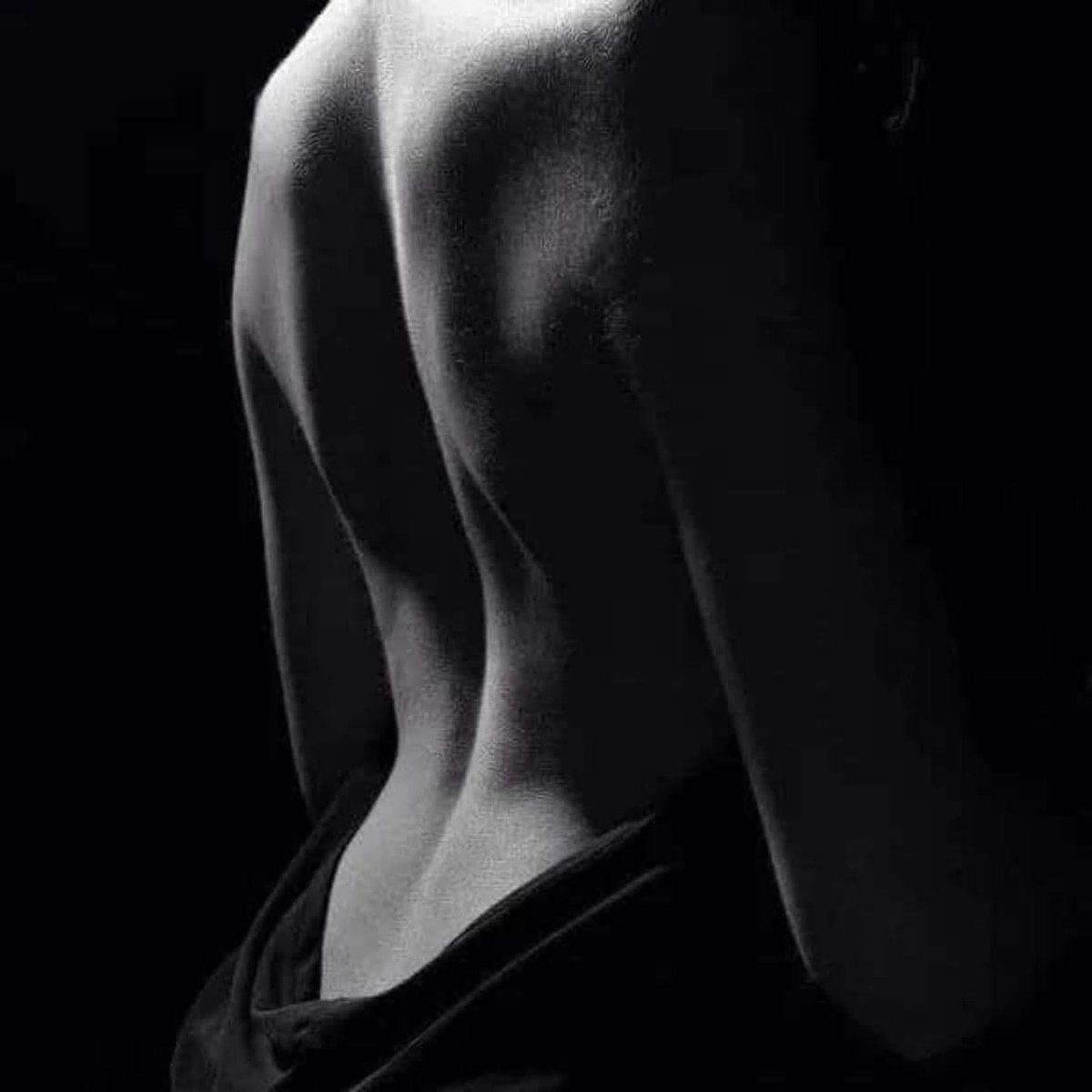 He visto
como desciendes por mi cuerpo con tus ojos 
vestidos de lujuria,
he visto danzar a tus demonios con el son bamboleante de mis 
caderas, también 
sé que tu mente se 
sumerge abajo
de mi cintura ..

#Erotuits
#AmorYDeseo
#LYF15 

🌹🫶🥰😘😇😈❤️‍🔥🖤