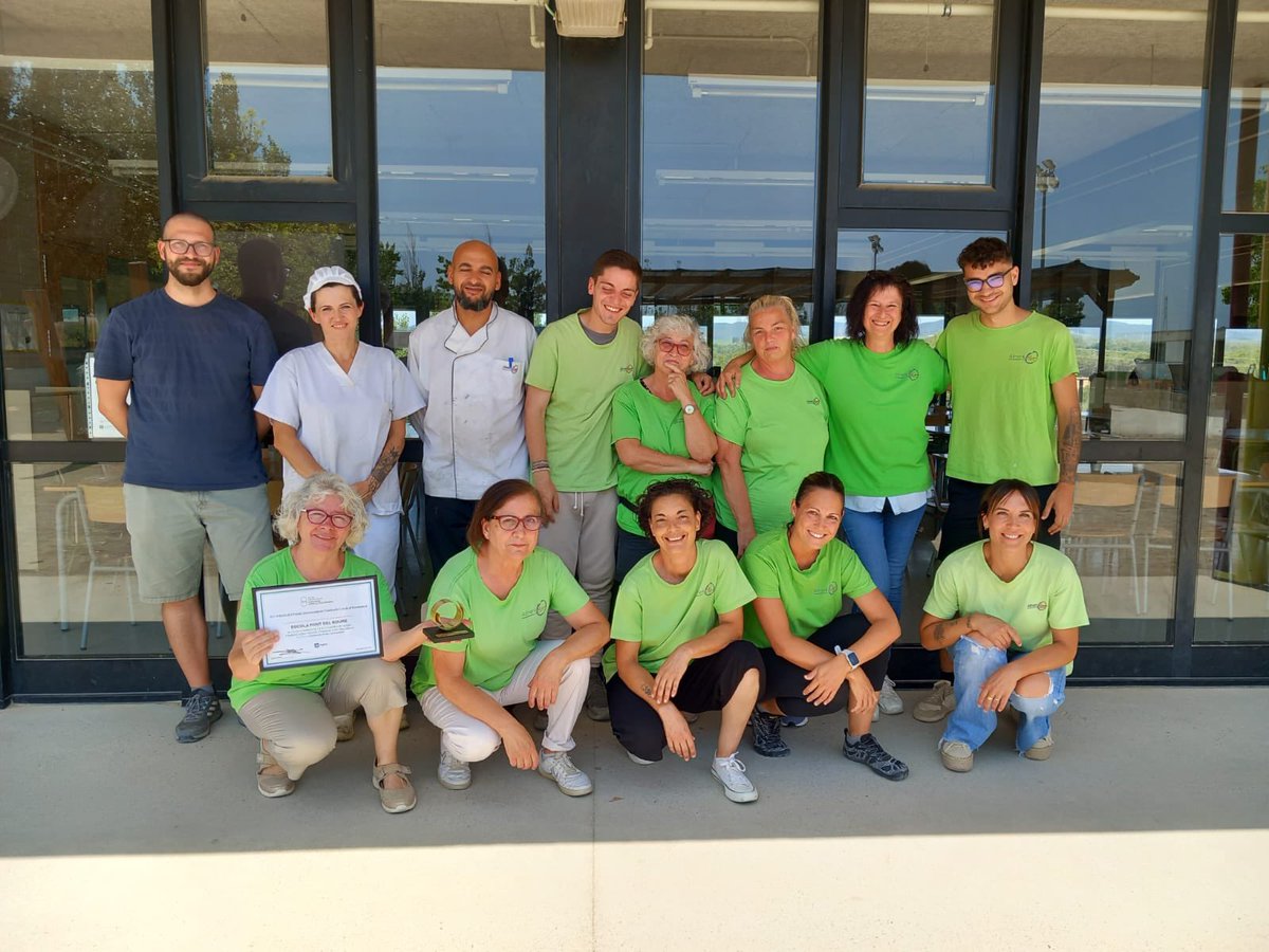 Esc Font del Roure (@fontdelroure) on Twitter photo Gràcies Amine, Júlia, Laura i equip
de monitores per cuidar-nos des de la cuina i el menjador amb estima, esforç i bon humor. Cada àpat és un gest d’amor.
Sou part del Premi Ensenyament 2025 <a href="/CdEconomia/">Cercle d'Economia</a>! 👨🏽🍳💛 #Gràcies #PremiEnsenyament2025 Gràcies Amine, Júlia, Laura i equip
de monitores per cuidar-nos des de la cuina i el menjador amb estima, esforç i bon humor. Cada àpat és un gest d’amor.
Sou part del Premi Ensenyament 2025 <a href="/CdEconomia/">Cercle d'Economia</a>! 👨🏽🍳💛 #Gràcies #PremiEnsenyament2025