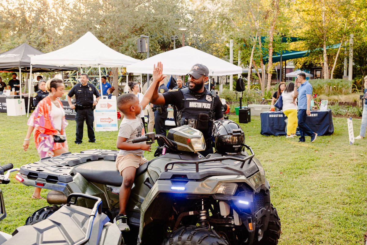 midtownHOU's tweet photo. Save the date! National Night Out in Midtown Houston
📆Oct 7 | 5–7:30 PM | Bagby Park

Let’s unite with neighbors &amp; law enforcement for a safer, stronger community.

Event details: https://t.co/l69bPt40Fe 

#MidtownHou #NationalNightOut #PublicSafety https://t.co/OnJrR520uW