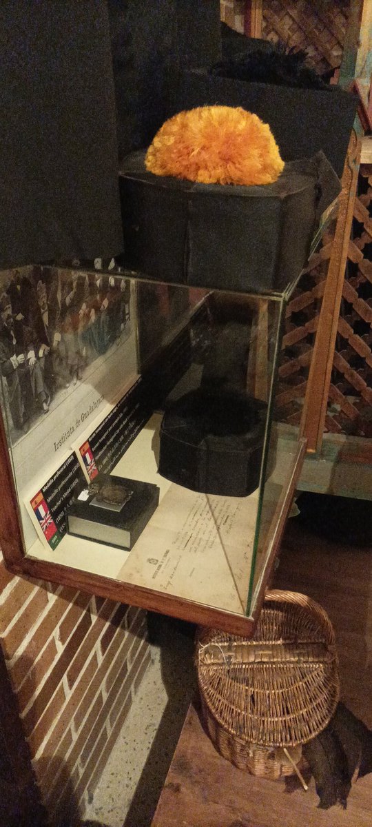 El vestuario académico de los profesores de Instituto desapareció después de la Guerra Civil. Las investigaciones del Aula-Museo lo recuperaron hace veinte años. Tras nuestra comunicación en el Congreso de Mahón, varios Institutos españoles (Soria, Logroño...) lo han recuperado.