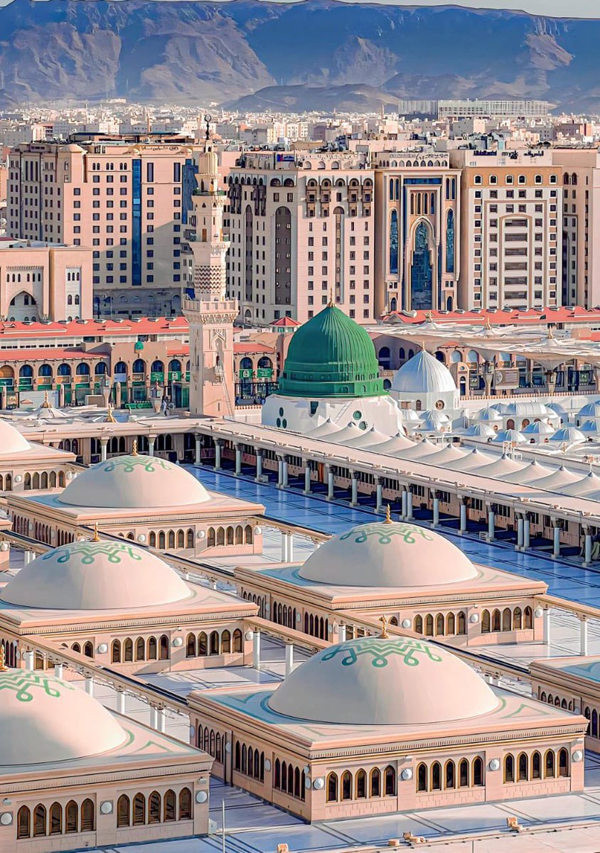 ﴿صَلُّوا عَلَيْهِ وَسَلِّمُوا تَسْلِيمًا﴾

إنِّي شَربتُ الحُبَّ مِن نبعِ الهوى
وجعلت حُبَّ المصطفى ترياقي 

يا تاجَ رسلِ الله إني هائمٌ
والقلبُ يحكي لوعةَ المشتاقِ

فمتى تَصِيرُ الروحُ عند مقامِكم      
لتطيبَ نفسي بعد طولِ فراقِ

"محمديُّ في الهوى" أعلنتُها 
لمحمدٍ حبي وله