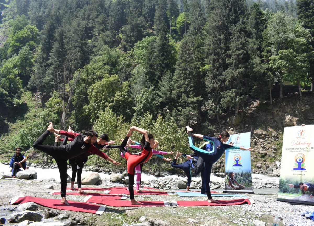 nuzhatjehangir's tweet photo. Peace, posture, and the peaks! 🏔️🧘‍♀️
Athletes of J&amp;K Sports Council performed yoga at Sonmarg &amp; Thajiwas Glacier, spreading harmony, wellness &amp; brotherhood.
#YogaWeek #FitIndiaMovement #Sonmarg https://t.co/78HnlfQXxW