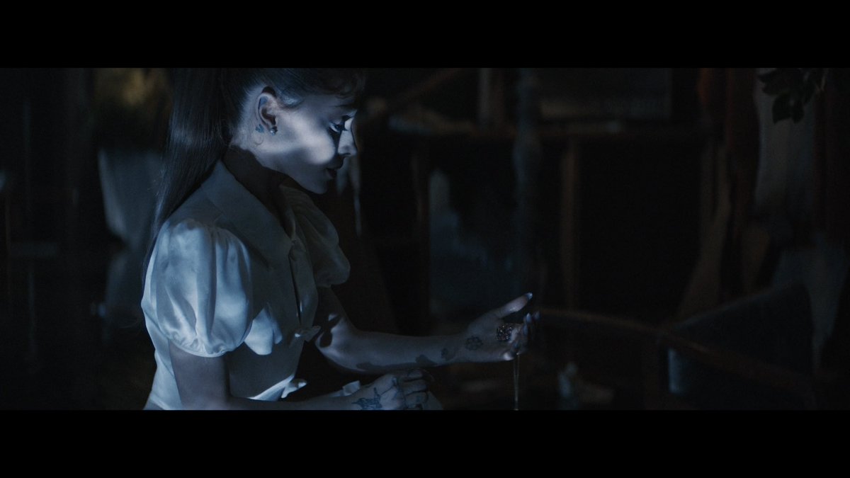‘twilight zone’ solo video out now . ݁₊ ˚꩜｡ ⊹ .

arianagrande.lnk.to/twilightzonevi…
