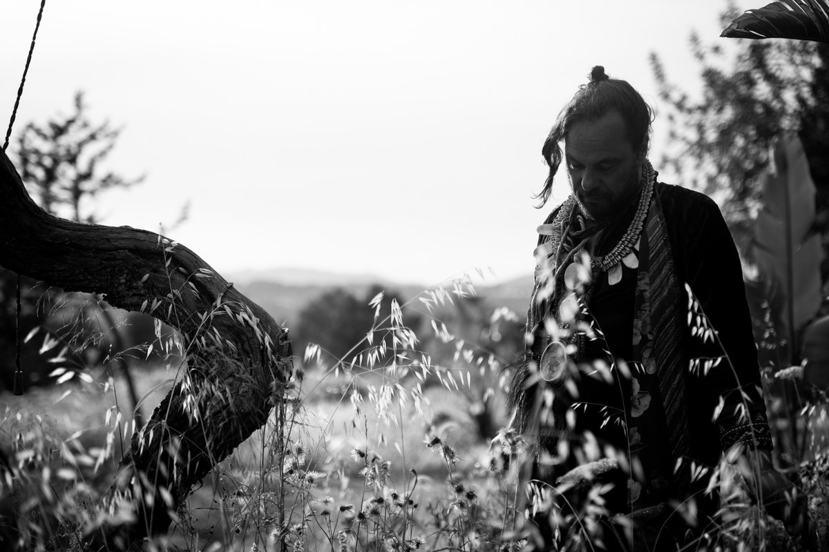 #RazOhara Explores African Instruments, Life’s Mysteries in Latest Single &amp; more in our exclusive interview

aroom.uk/2025/06/20/raz…