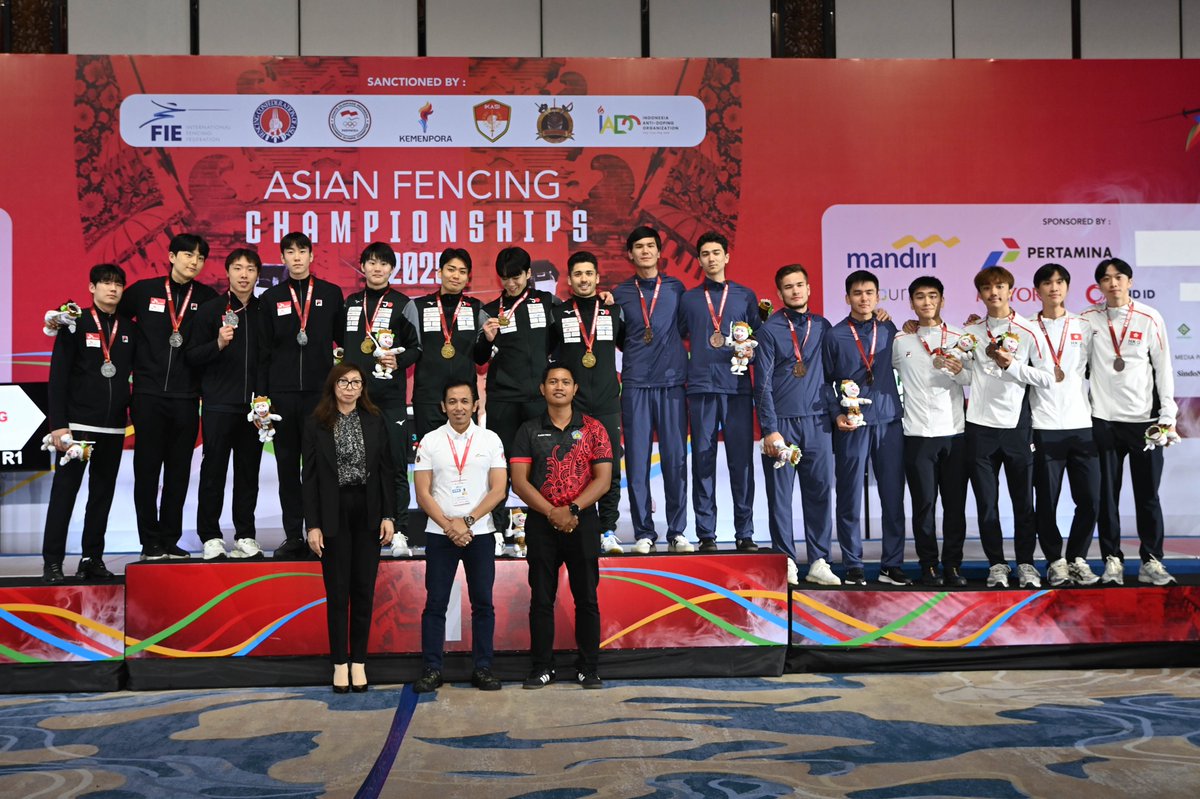 FIE_fencing's tweet photo. Men’s Team Sabre Medalists at the 2025 Asian Fencing Championships in Bali! 🇮🇩🥳

🥇 Team Japan 🇯🇵 @FJE_fencing 
Mao Kokubo
Kaito Streets
Shido Tsumori
Kento Yoshida

🥈 Team Korea 🇰🇷 
Gyeongdong Do
Hansol Ha
Jaeyoon Lim
Sangwon Park

🥉 Team Uzbekistan 🇺🇿
Islambek Abdazov
Sardor Abdukarimbekov
Musa Aymuratov
Zuhriddin Kodirov

Congratulations to all!

#fencing #escrime #esgrima #FIE #AsianChampionships #Bali2025 #Indonesia #zonalchampionships #sabre
📸 Eva Pavia Gomes | #BizziTeam