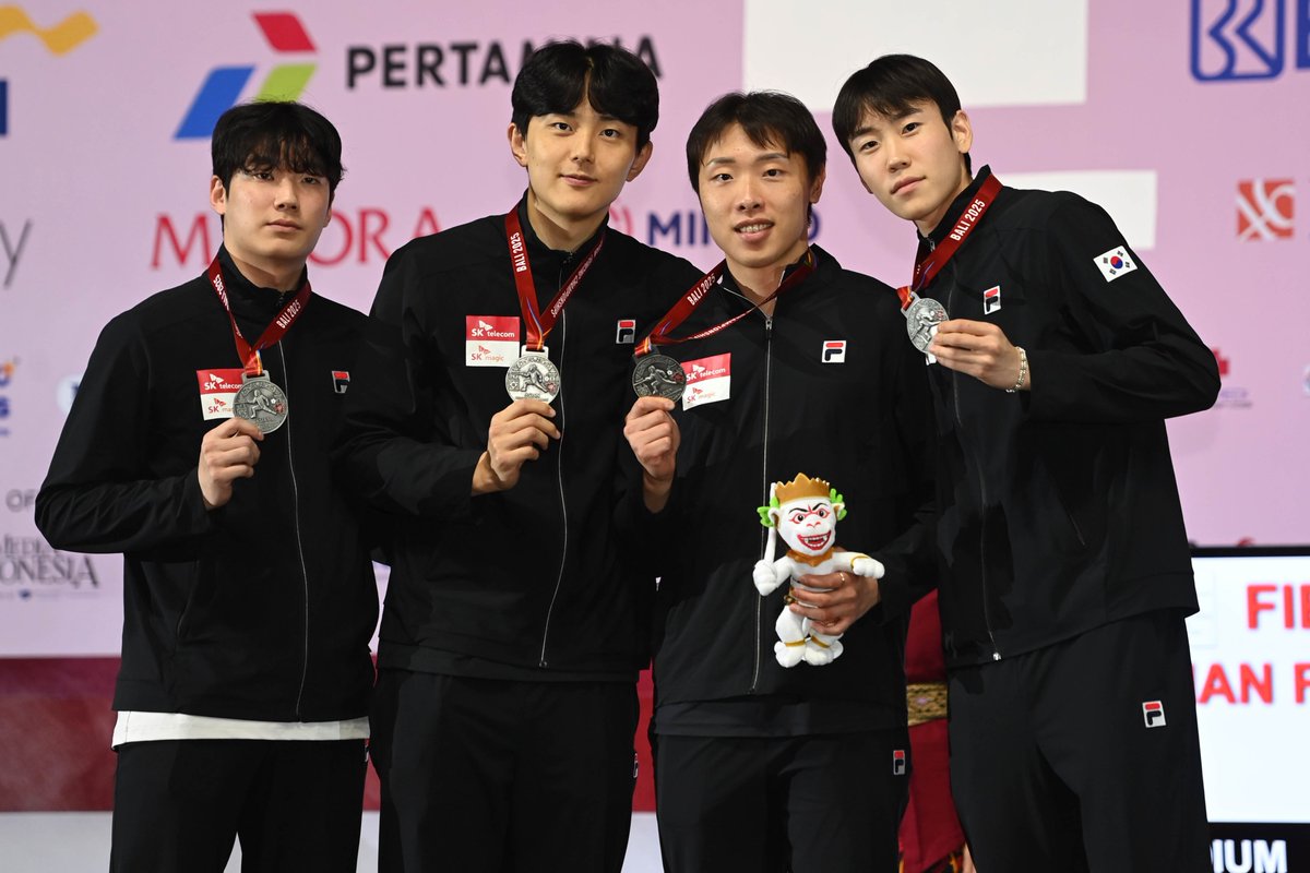 FIE_fencing's tweet photo. Men’s Team Sabre Medalists at the 2025 Asian Fencing Championships in Bali! 🇮🇩🥳

🥇 Team Japan 🇯🇵 @FJE_fencing 
Mao Kokubo
Kaito Streets
Shido Tsumori
Kento Yoshida

🥈 Team Korea 🇰🇷 
Gyeongdong Do
Hansol Ha
Jaeyoon Lim
Sangwon Park

🥉 Team Uzbekistan 🇺🇿
Islambek Abdazov
Sardor Abdukarimbekov
Musa Aymuratov
Zuhriddin Kodirov

Congratulations to all!

#fencing #escrime #esgrima #FIE #AsianChampionships #Bali2025 #Indonesia #zonalchampionships #sabre
📸 Eva Pavia Gomes | #BizziTeam