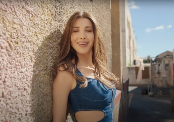 نانسي عجرم بإطلالتين خلابتين في أغنيتها "ورانا إيه؟". مصدر الصور: nancyajram 