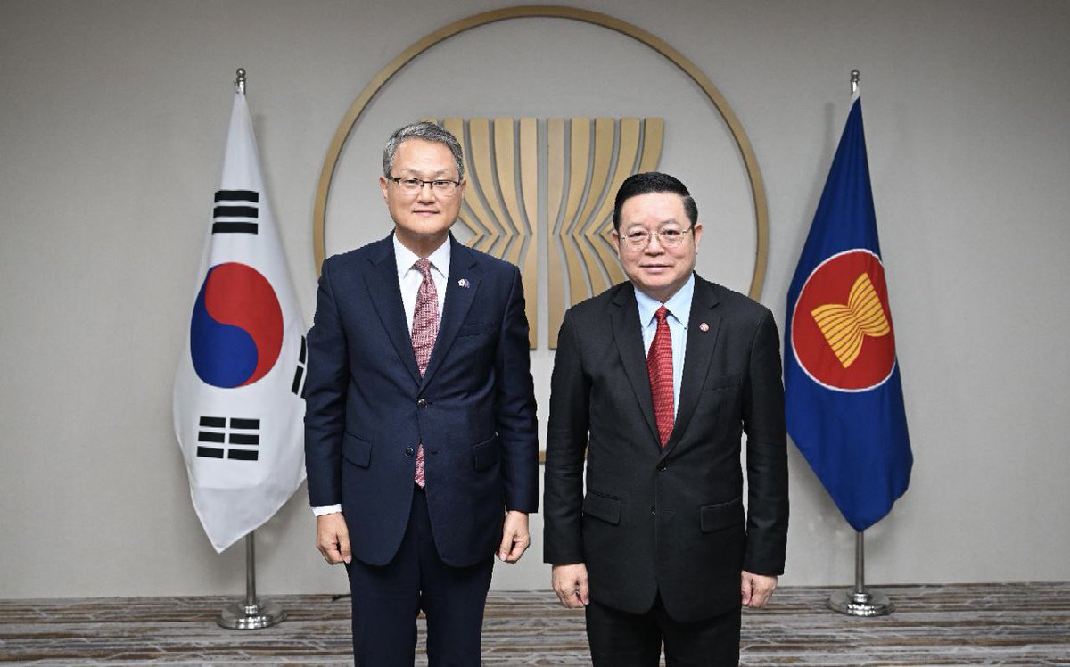 អគ្គលេខាធិការអាស៊ានបានជួបពិភាក្សាការងារជាមួយឯកឧត្តម Lee Jang-keun ឯកអគ្គរដ្ឋទូតសាធារណរដ្ឋកូរ៉េប្រចាំអាស៊ានfacebook.com/share/p/16vfBq…