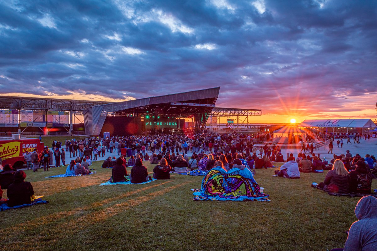 BufWaterfront's tweet image. Happy first day of Summer, Buffalo!
We're so excited for another summer of events, children's programming, free fitness classes, concerts, + so much more.
Your summer fun happens here, come enjoy what your waterfront has to offer!🌊
buffalowaterfront.com