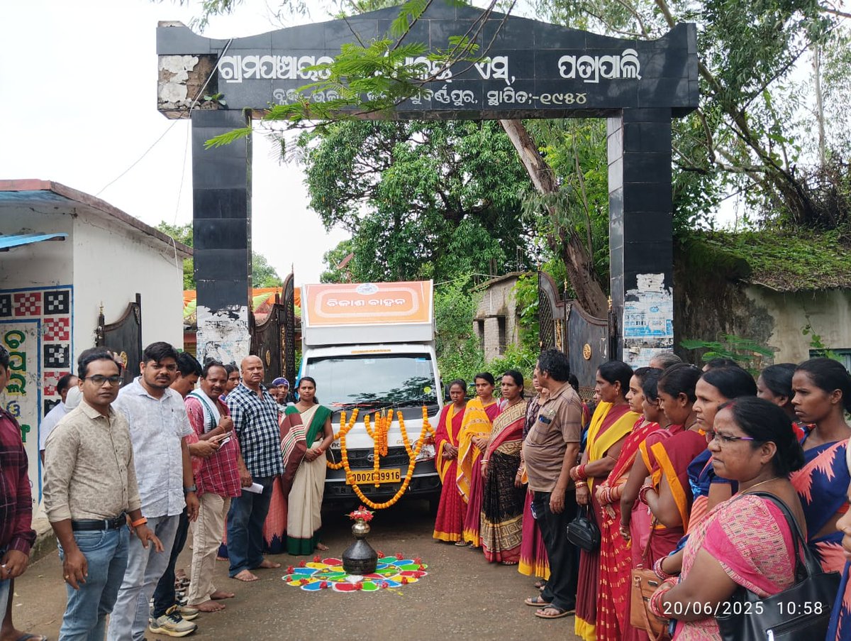 bdo_ullunda's tweet photo. Welcoming Bikash Bahan at S.Patrapali GP under Ullunda Block.  Various scheme benefit has been given to eligible beneficiaries.  
#BikashBahanYatra #OneYearOfMohanMajhi #BarshaEkUpalabdhiAnek
@zp_subarnapur
@DM_Subarnapur 
@prdw_odisha
@cmo_odisha
@ipr_odisha
@HFWOdisha https://t.co/PoCsMS97Nw