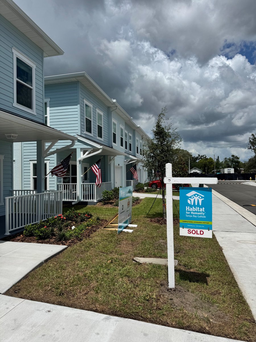 EverBank's tweet image. EverBank associates toured our sponsored homes at Longlake Preserve with @HabitatTBG. 🏡👷
We’re proud to support homebuyers like Ms. Washington and Ms. Weaver to help build brighter futures.
#EverBankBuilds #Homeowner
*Member FDIC
