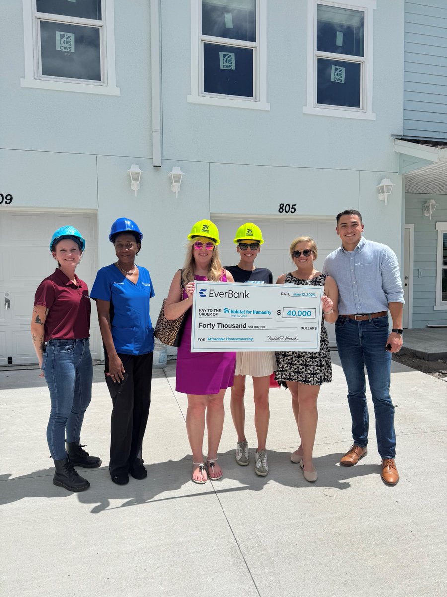 EverBank's tweet image. EverBank associates toured our sponsored homes at Longlake Preserve with @HabitatTBG. 🏡👷
We’re proud to support homebuyers like Ms. Washington and Ms. Weaver to help build brighter futures.
#EverBankBuilds #Homeowner
*Member FDIC