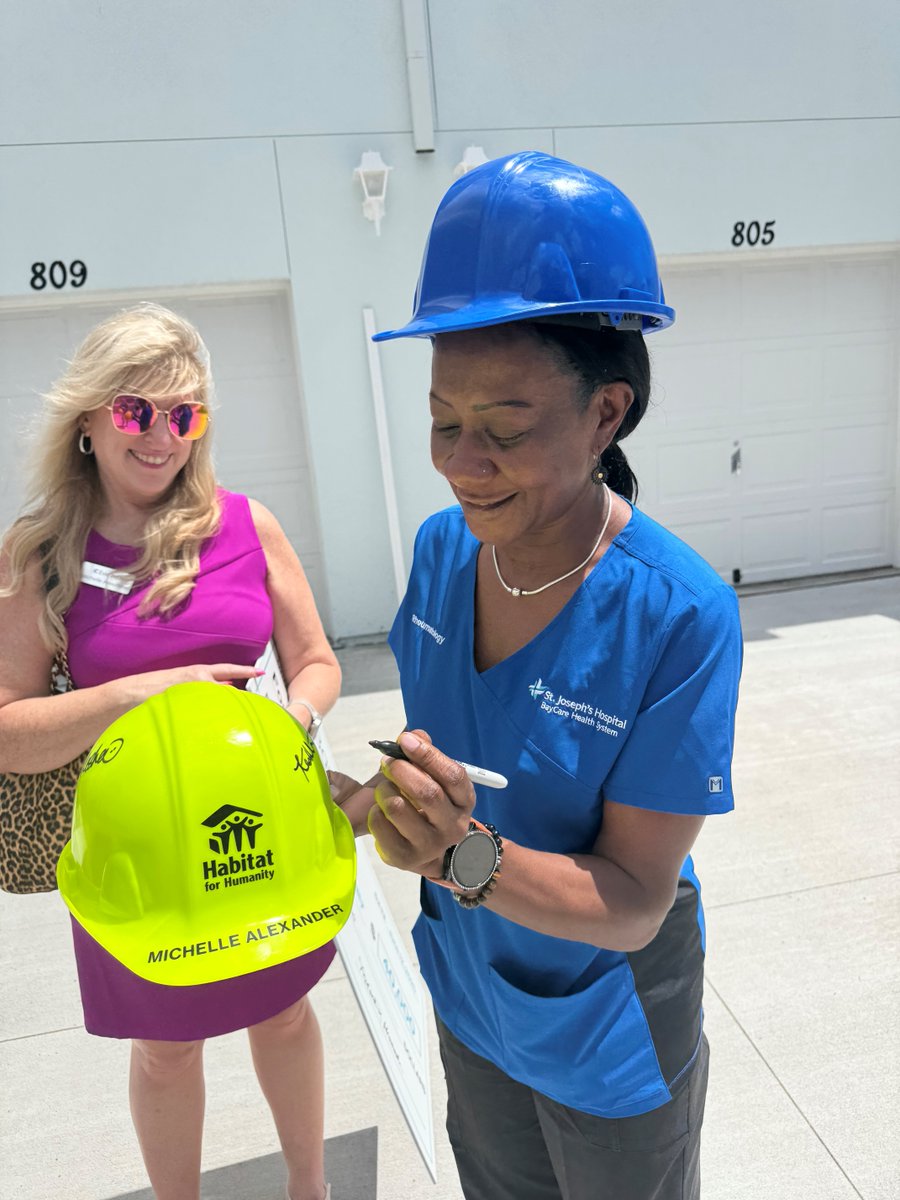 EverBank's tweet image. EverBank associates toured our sponsored homes at Longlake Preserve with @HabitatTBG. 🏡👷
We’re proud to support homebuyers like Ms. Washington and Ms. Weaver to help build brighter futures.
#EverBankBuilds #Homeowner
*Member FDIC
