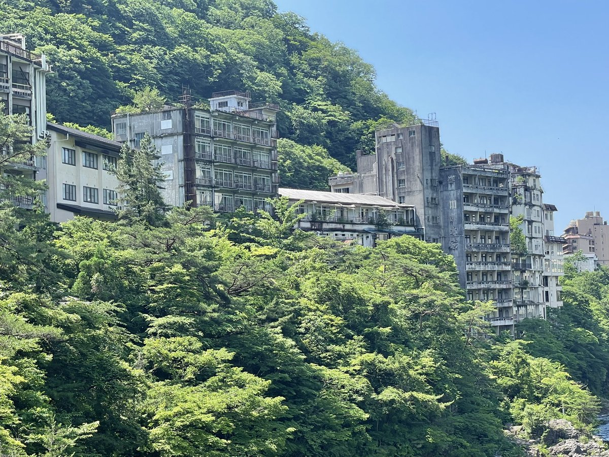 148Caroline's tweet photo. ゆったり会津東武フリーパスの旅④
鬼怒川温泉の廃墟群は怖いというより切ない感じがした。夕方訪れてたらまた違って見えたかも…🧐
日光埋蔵金弁当をお供にリバティとリレー号に乗って会津若松へ🚊お弁当のスコップスプーンかわいい😆景色がキレイでゆったり移動😊 https://t.co/KQVla0HGji
