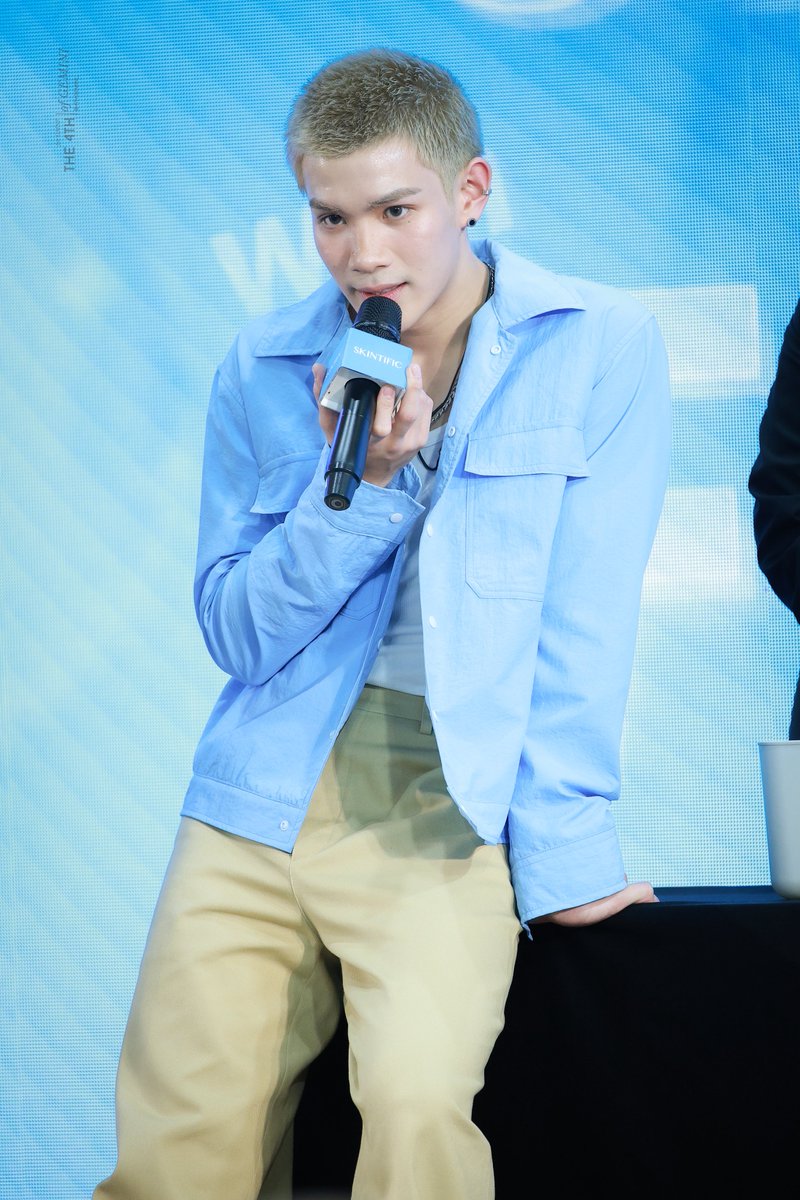 ไม่รู้จะอึ้งอะไรก่อนดี ระหว่างท่ายืนทิ้งสะโพกพิงโต๊ะ กับท่าถือไมค์แบบตัวลูกของฮี 😌

FOURTH SHINE WITH SKINTIFIC 
#ShineOnWithFourth <a href="/tawattannn/">FOURTH</a> 
#Fourthnattawat #โฟร์ทณัฐวรรธน์
