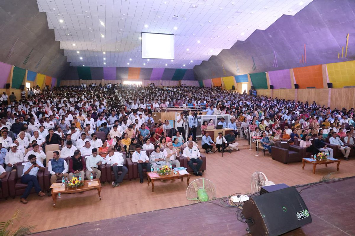 PawarSpeaks's tweet photo. बारामतीच्या विद्या प्रतिष्ठानमध्ये 'कृत्रिम बुद्धिमत्ता क्षेत्रातील करिअर व संधी' (AI Career Pathways Exploring Opportunities in Artificial Intelligence) ह्या एकदिवसीय कार्यशाळेत विद्यार्थ्यांशी 'शेतीतील AI क्रांती आणि बारामतीतून घेतला जाणारा पुढाकार' ह्यावर संवाद साधला.   

सन्माननीय व्यासपीठ आणि सहकारी बंधू-भगिनींनो...

गेले दोन- अडीच तास आपण सर्वजण 'कृत्रिम बुद्धिमत्ते'संबंधी जाणकारांचे विचार ऐकतोय. विद्या प्रतिष्ठानने Artificial intelligence च्या संदर्भात कालपासून इथे कार्यशाळा आयोजित केली. त्या कार्यशाळेत सहभागी व्हायला मला मनापासून आनंद आहे. विद्या प्रतिष्ठानच्या प्रवासाचा हा एक महत्वाचा टप्पा आहे. बारामतीसाठी ते एक अभिमानास्पद पाऊल आहे. आपण आपल्या शहराची भविष्यासाठी Innovation म्हणजेच 'अभिनव कल्पनांचे केंद्र' म्हणून देशाच्या नकाशावर ओळख होईल, अशी काळजी करत आहोत.

आपण सध्या Artificial intelligence द्वारे चालवल्या जाणाऱ्या परिवर्तनाच्या युगात प्रवेश करत आहोत. ही एक अशी 'ज्ञान क्रांती' आहे की जगात शिक्षण, कामकाज आणि जीवनशैली पूर्णपणे बदलतेय. अलीकडे हे प्रगत तंत्रज्ञान फक्त मुंबई, दिल्ली, बेंगलोर, हैदराबाद अशा महानगरांपुरतं मर्यादित होतं. पण ते आज या मोठ्या शहरांची सीमा पार करत आहे. आपण ही अत्याधुनिक सुविधा थेट ग्रामीण भागात व महाराष्ट्रात घेऊन आलो. आपण दाखवून देत आहोत की, जागतिक दर्जाची नवसंशोधन ग्रामीण पातळीवर सुद्धा सुरू होऊ शकते. मला अभिमान आहे की, भारत सरकारच्या 'AI मिशन'च्या अनुषंगाने हे बारामती मधील खाजगी 'सेंटर ऑफ एक्सलन्स' काही कालावधीमध्ये पूर्ण होईल. त्याचं बांधकाम सुरू आहे. माझी खात्री आहे की, दिवाळीच्या आसपास हे आपलं केंद्र या ठिकाणी पूर्णत्वाला गेलेलं तुम्हा सर्वांना पाहायला मिळेल. 

आपण याची सुरुवात कुठून केली? हे मी तुम्हाला थोडक्यात सांगू इच्छितो. मला आठवतंय की, १९७२ साली एक साधं स्वप्न आणि ठाम विश्वास घेऊन विद्या प्रतिष्ठानची आपण स्थापना केली. त्यावेळी एका शाळेपासून त्याची सुरुवात झाली. आज या संस्थेमध्ये कला, विज्ञान, वाणिज्य, अभियांत्रिकी, कायदा, जैव तंत्रज्ञान इ. शाखांमध्ये बालवाडी पासून ते पदव्युत्तर शिक्षण देणारं प्रतिष्ठान म्हणून आपली ओळख आता झालेली आहे. ग्रामीण महाराष्ट्रातील अनेक विद्यार्थी येथे येतात व आपलं भविष्य घडवतात. आमचं ध्येय केवळ इमारती आणि सुविधा तयार करणं इतकंच नाही. तर शेतकरी, कष्टकरी, महिला, समाजातील कमकुवत घटक आणि मागासवर्गातील मुलं- मुली यांनाही पुणे व मुंबईच्या विद्यार्थ्यांप्रमाणेच संधी प्राप्त व्हाव्यात, हा आमचा उद्देश होता. या विचाराची फलश्रुती सांगायचं झालं तर, 'करिष्मा इनामदार' ही एक लहान समाजातली मुलगी विद्या प्रतिष्ठानमध्ये शिकली आणि आता थेट NASA मध्ये शास्त्रज्ञ म्हणून काम करतेय.

मित्रांनो, भारतामध्ये AI सारख्या उदयोन्मुख तंत्रज्ञानामध्ये नेतृत्व करण्याची उत्तम संधी आहे. कारण आपल्याकडे आयटी व संगणक विज्ञानासाठी प्रतिभावान मनुष्यबळ आहे. अनेक वर्षांपूर्वी मला ही गोष्ट जाणवू लागली होती. त्यादृष्टीने विद्या प्रतिष्ठानात 'सेंटर ऑफ एक्सलन्स' स्थापन करण्याचं ठरवलं. बारामतीच्या कृषी विज्ञान केंद्रामध्ये Microsoft आणि Oxford University यांच्याशी भागीदारी केली. 'Farm of the Future' हा प्रयोग सुरू केला. आपल्याला आश्चर्य वाटेल की, या दोन्ही संस्थांनी आम्हा लोकांना साथ दिली आणि नुसतीच साथ दिली नाही तर कृषी क्षेत्रामध्ये AI चा वापर करण्यासाठी Microsoft ने ७१ तज्ञांची नियुक्ती केली. Oxford University ने १३ तज्ञ या संशोधनासाठी Recruit केले. या दोघांच्याही कष्टांतून आणि अभ्यासातून एक नवीन अभ्यासक्रम तयार झाला. त्याची सुविधा आपण इथून देण्याचा निर्णय घेतलेला आहे. माझी खात्री आहे की, आत्मविश्वासाने भारलेला आणि जगाच्या पाठीवर कुठेही जाऊन आपली भूमिका मांडण्याची कुवत असलेला 'विद्यार्थी वर्ग' हा यातून तयार होऊ शकेल. 

आज भारताकडे AI सारख्या उदयोन्मुख तंत्रज्ञानामध्ये नेतृत्व घेण्याची संधी आहे. पण आपल्याकडे आयटी व संगणक विज्ञानात प्रतिभावान मनुष्यबळ आहे. त्याचा आधार घेऊनच आपण Microsoft आणि Oxford यांची मदत घेऊ शकलो. आता मला असं वाटतं जे काही आपण केलं, त्या उपक्रमातून एक पाऊल पुढे जाऊन 'सेंटर ऑफ एक्सलन्स' ची अंमलबजावणी थोड्याच कालावधीत इथे तयार होईल.