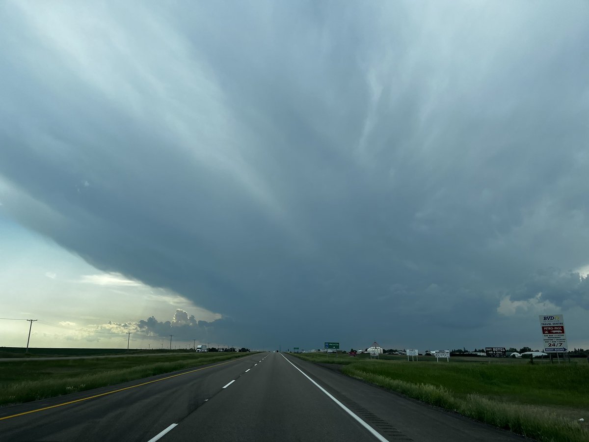 UofMchasers's tweet photo. A few of us went out and chased severe storms across Saskatchewan yesterday. We didn’t catch the first tornado producing storm near the US border, but caught the tornado just east of Regina later that afternoon! #SKStorm https://t.co/ZOS2A6Hb2y