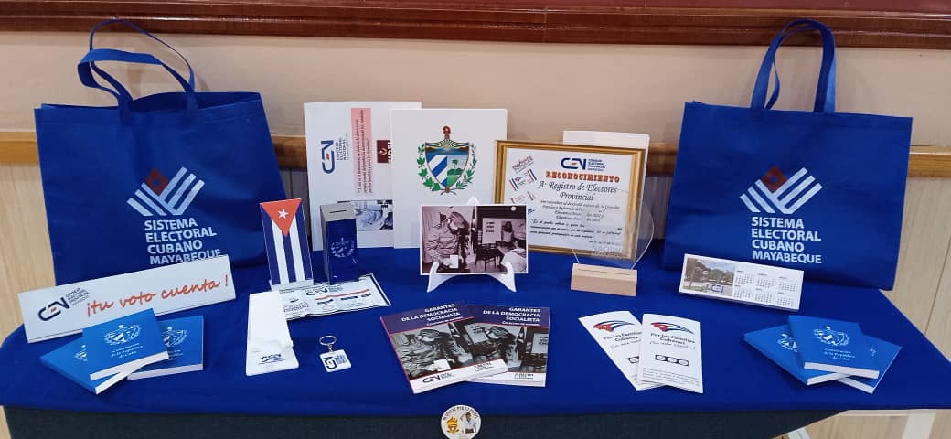 CMayabeque73279's tweet photo. El @CMayabeque73279 tiene su stand dentro del 1er Festival de Comunicación Social MAYACOM 2025. Se exhibirán los logros de comunicación y se presentará el libro "Garantes de la Democracia Socialista" del #CENCuba a la Dirección de Comunicación del Gobierno. #Mayabeque https://t.co/R5mxCgQNr1