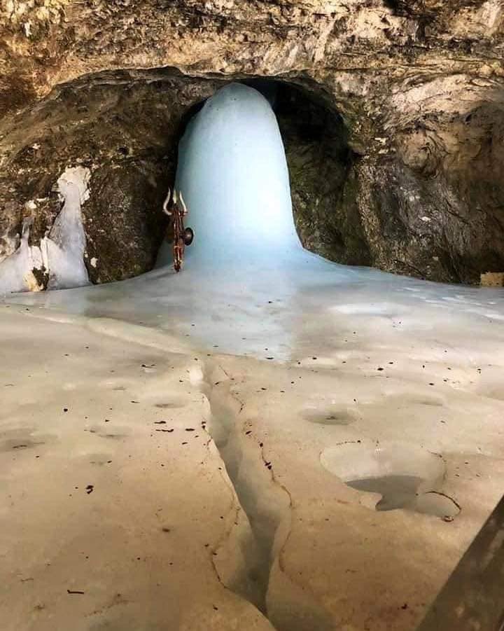अमरनाथ गुफा का रहस्य है कि माता पार्वती को विवाह पश्चात भगवान महादेव शिवशंकर के द्वारा अमरता का रहस्य इसी गुफा में सुनाया था जिसको सुन माता पार्वती अमर हो गई । इस गुफा में एक जोड़ा कबूतर भी रहता है वह भी अमरता के कथा सुनने के कारण अमर हो गया । जो बाबा बर्फानी के दर्शन में दिखता