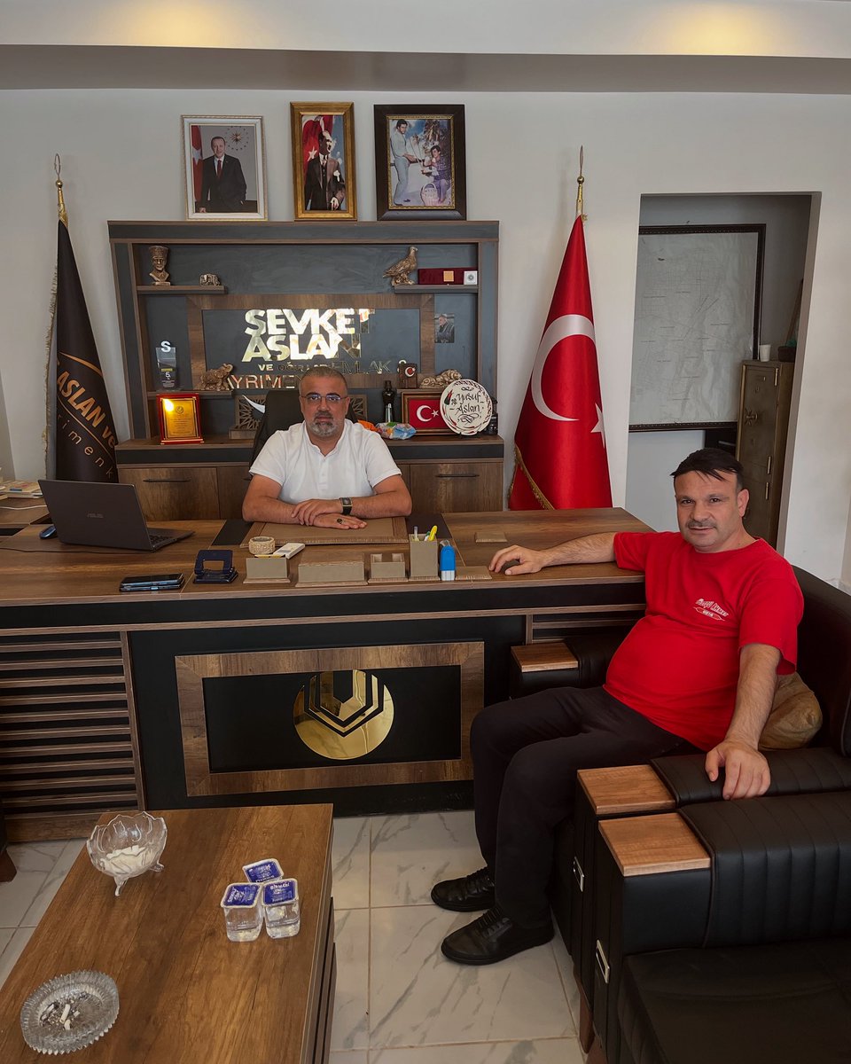 Değerli abimiz Tostçu Ahmet Usta bizleri ziyaret etti.
Nazik ziyaretlerinden dolayı kendisine gönülden teşekkür ederiz.