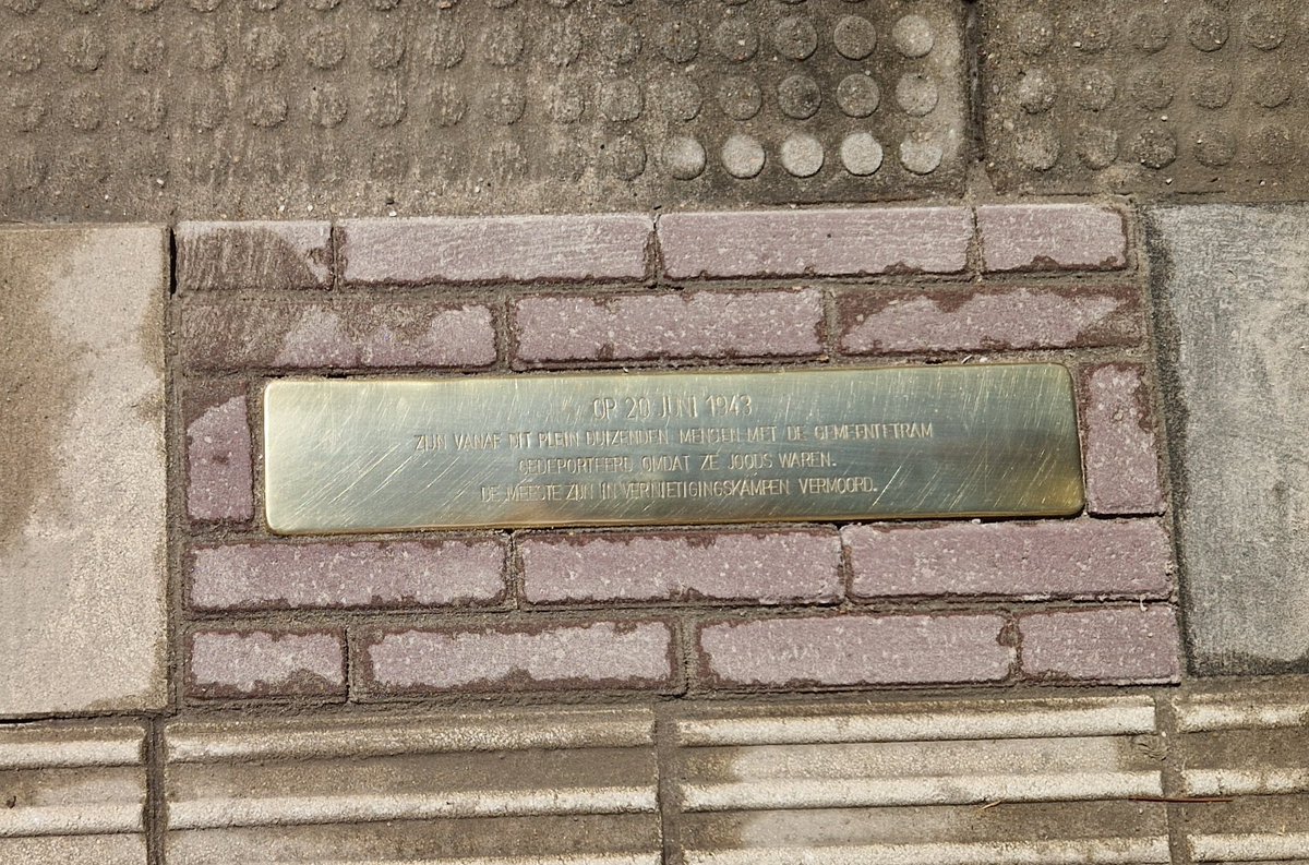 CJO_NL's tweet image. ... omdat ze joods waren.
Stolperschwelle is vanmiddag gelegd op halte Victorieplein. Plek, destijds Daniel Willinkplein geheten, waarvandaan 1000en Joodse Amsterdammers hun eerste gedwongen stappen zetten in gevangenschap en naar hun dood.