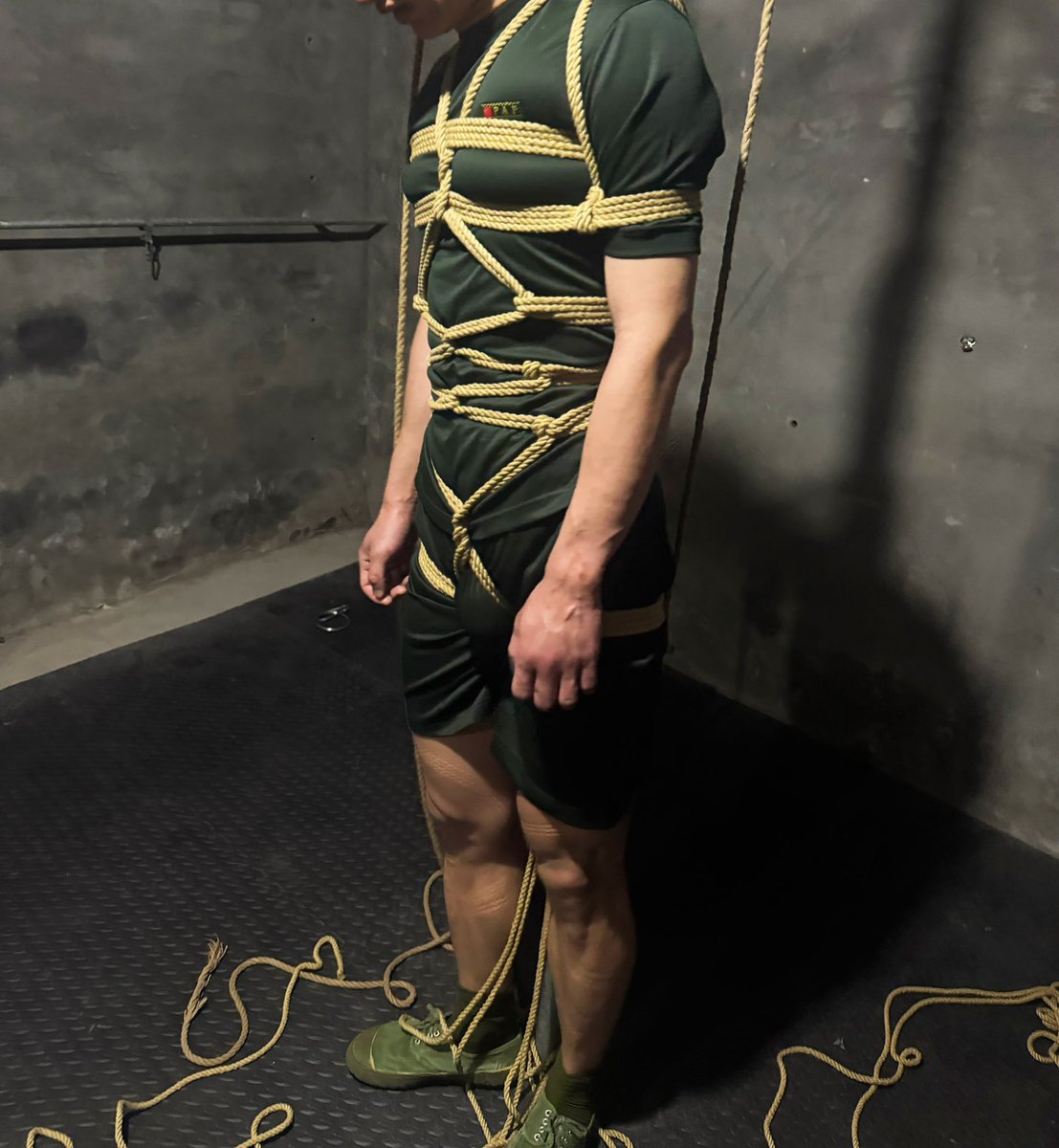 感觉想发视频，但是现在在非洲，热的我连裤袜都不想穿（在书包可以随时拿出来）😟而且在撒哈拉沙漠里手机信号不好，外面又好晒，用手机给视频打码超级慢+手机烫的仿佛要燃起来了😂然后就我还是不发视频好了😂太折磨自己了😭🥵